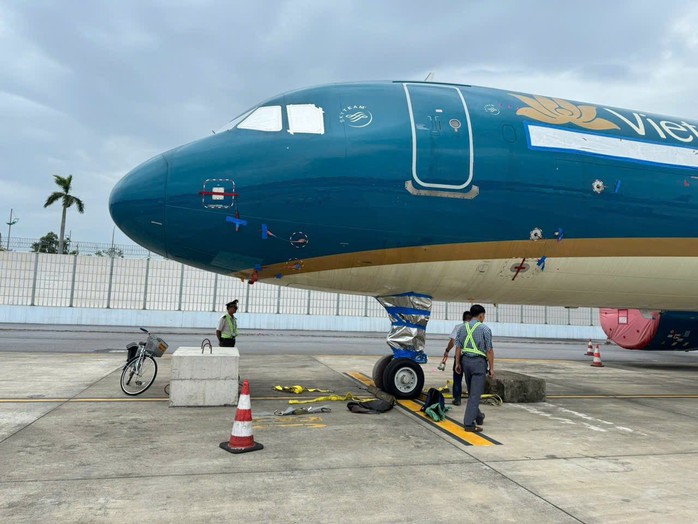 Cận cảnh "chạy bão" tại các sân bay - Ảnh 6.