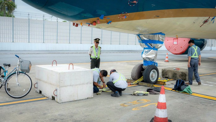 Cận cảnh "chạy bão" tại các sân bay - Ảnh 3.