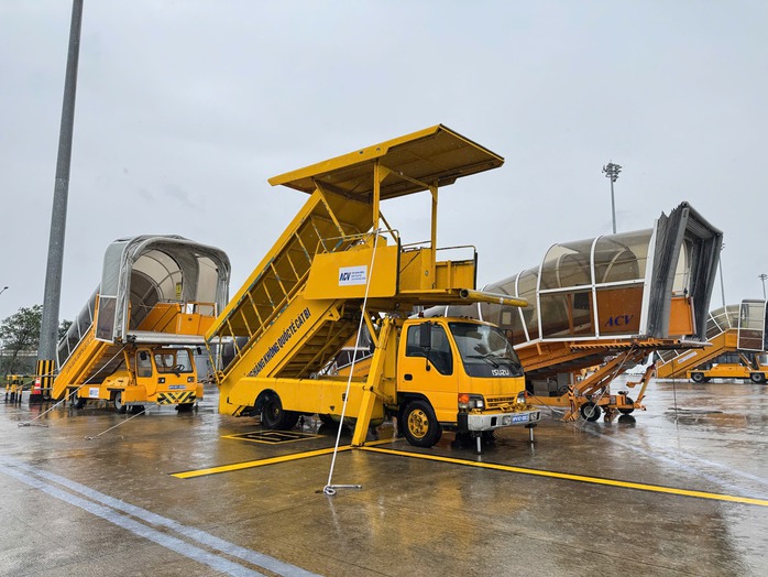Cận cảnh "chạy bão" tại các sân bay - Ảnh 23.