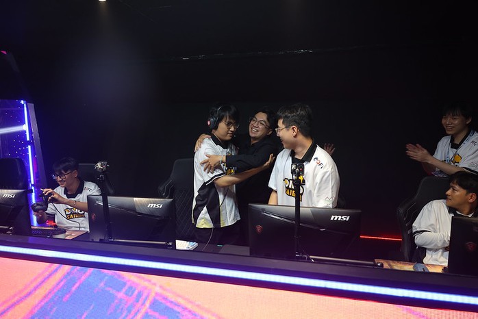 Saigon Dino vô địch ON Live VCS 2025, ngày hội offline Hoa Linh Kỳ Hội thành công- Ảnh 6. Saigon Dino vô địch ON Live VCS 2025, ngày hội offline Hoa Linh Kỳ Hội thành công- Ảnh 6.