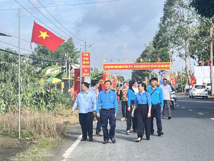 CLIP: Khánh thành tuyến "Đường cờ Tổ quốc" dài 8 km ở Cần Thơ- Ảnh 2. CLIP: Khánh thành tuyến "Đường cờ Tổ quốc" dài 8 km ở Cần Thơ- Ảnh 2.