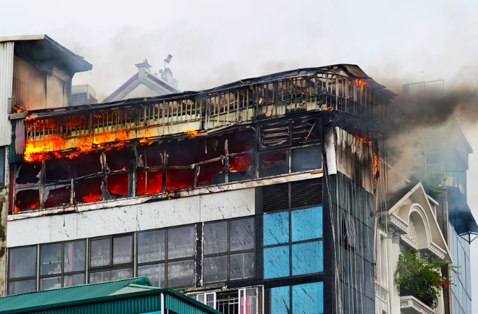 Vụ cháy ở Hà Nội gây hoang mang tại ngôi nhà trên đường Giải Phóng - Ảnh 2. Vụ cháy ở Hà Nội gây hoang mang tại ngôi nhà trên đường Giải Phóng - Ảnh 2.