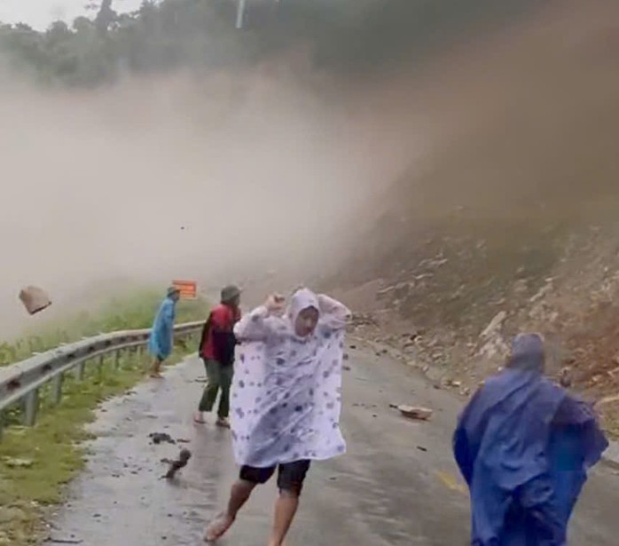VIDEO: Đất đá từ trên núi rơi xuống khi đoàn cán bộ đi kiểm tra sạt lở- Ảnh 1. VIDEO: Đất đá từ trên núi rơi xuống khi đoàn cán bộ đi kiểm tra sạt lở- Ảnh 1.