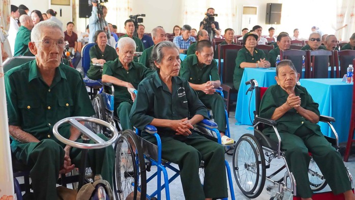 Clip: Xúc động khoảnh khắc Bí thư Thành ủy TP HCM hát cùng thương binh tại xã Long Hải- Ảnh 4. Clip: Xúc động khoảnh khắc Bí thư Thành ủy TP HCM hát cùng thương binh tại xã Long Hải- Ảnh 4.