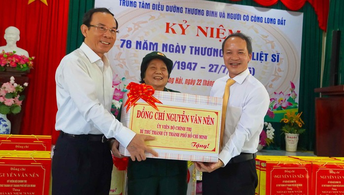 Clip: Xúc động khoảnh khắc Bí thư Thành ủy TP HCM hát cùng thương binh tại xã Long Hải- Ảnh 8. Clip: Xúc động khoảnh khắc Bí thư Thành ủy TP HCM hát cùng thương binh tại xã Long Hải- Ảnh 8.