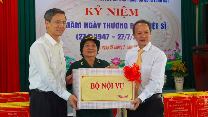 Clip: Xúc động khoảnh khắc Bí thư Thành ủy TP HCM hát cùng thương binh tại xã Long Hải- Ảnh 9. Clip: Xúc động khoảnh khắc Bí thư Thành ủy TP HCM hát cùng thương binh tại xã Long Hải- Ảnh 9.