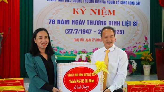 Clip: Xúc động khoảnh khắc Bí thư Thành ủy TP HCM hát cùng thương binh tại xã Long Hải- Ảnh 10. Clip: Xúc động khoảnh khắc Bí thư Thành ủy TP HCM hát cùng thương binh tại xã Long Hải- Ảnh 10.