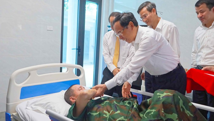 Clip: Xúc động khoảnh khắc Bí thư Thành ủy TP HCM hát cùng thương binh tại xã Long Hải- Ảnh 6. Clip: Xúc động khoảnh khắc Bí thư Thành ủy TP HCM hát cùng thương binh tại xã Long Hải- Ảnh 6.
