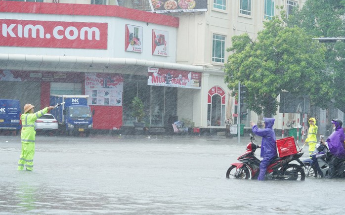CSGT dầm mưa bão số 3 Wipha đẩy xe giúp dân giữa đường phố - Ảnh 4.