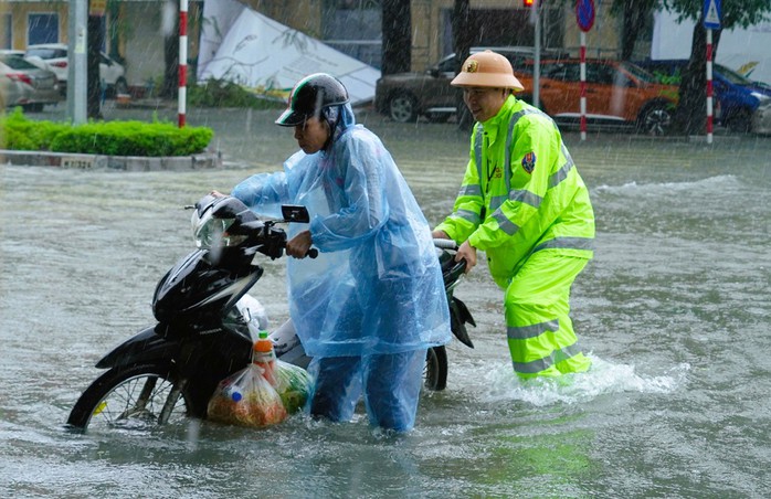 CSGT dầm mưa bão số 3 Wipha đẩy xe giúp dân giữa đường phố - Ảnh 6.