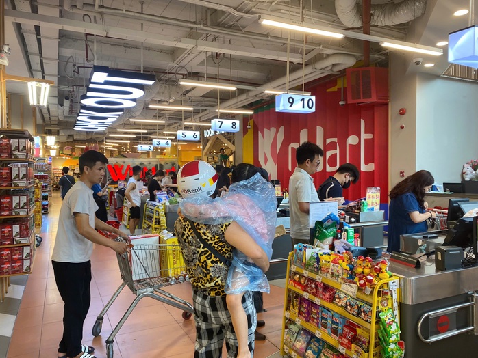 Bão Wipha: Người dân "đội mưa" đi mua thực phẩm, sức mua có siêu thị tăng tới 200% - Ảnh 2. Bão Wipha: Người dân "đội mưa" đi mua thực phẩm, sức mua có siêu thị tăng tới 200% - Ảnh 2.