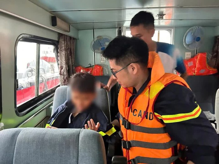 Vụ lật tàu du lịch ở Hạ Long: Bé trai 10 tuổi được theo dõi tâm lý- Ảnh 2.