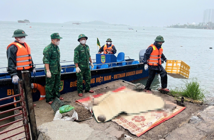 Phát hiện thi thể nam giới nghi là nạn nhân vụ lật tàu Hạ Long - Ảnh 1. Phát hiện thi thể nam giới nghi là nạn nhân vụ lật tàu Hạ Long - Ảnh 1.