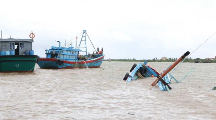Tàu cá đắm ở Quảng Yên khiến 4 thuyền viên thoát nạn trong đêm bão - Ảnh 1. Tàu cá đắm ở Quảng Yên khiến 4 thuyền viên thoát nạn trong đêm bão - Ảnh 1.