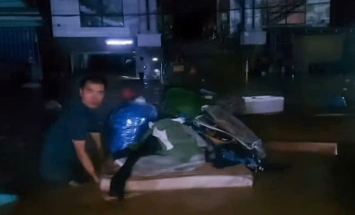 VIDEO: Nước ngập nóc nhà, dân lên núi tránh lũ, địa phương họp khẩn trong đêm- Ảnh 2. VIDEO: Nước ngập nóc nhà, dân lên núi tránh lũ, địa phương họp khẩn trong đêm- Ảnh 2.