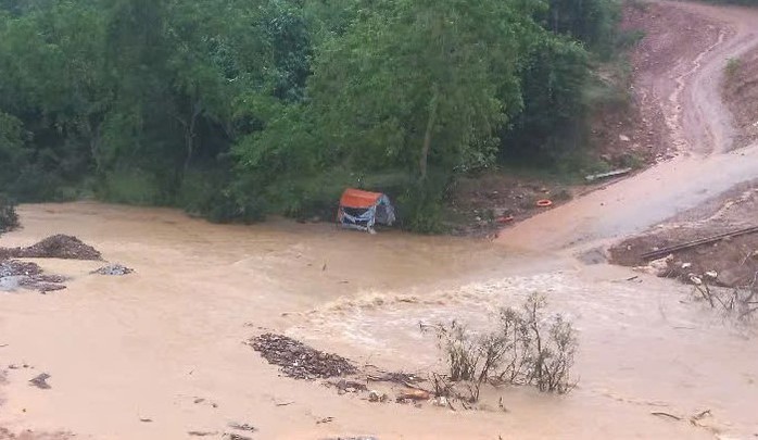 Mưa lớn, nước lũ dâng cao, 200 hộ dân bị cô lập - Ảnh 1.