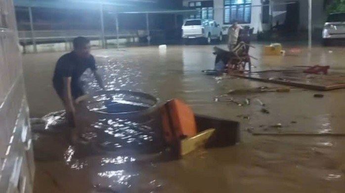 VIDEO: Nước lũ cuồn cuộn cuốn trôi nhiều nhà cửa, tài sản của người dân trong đêm- Ảnh 2. VIDEO: Nước lũ cuồn cuộn cuốn trôi nhiều nhà cửa, tài sản của người dân trong đêm- Ảnh 2.