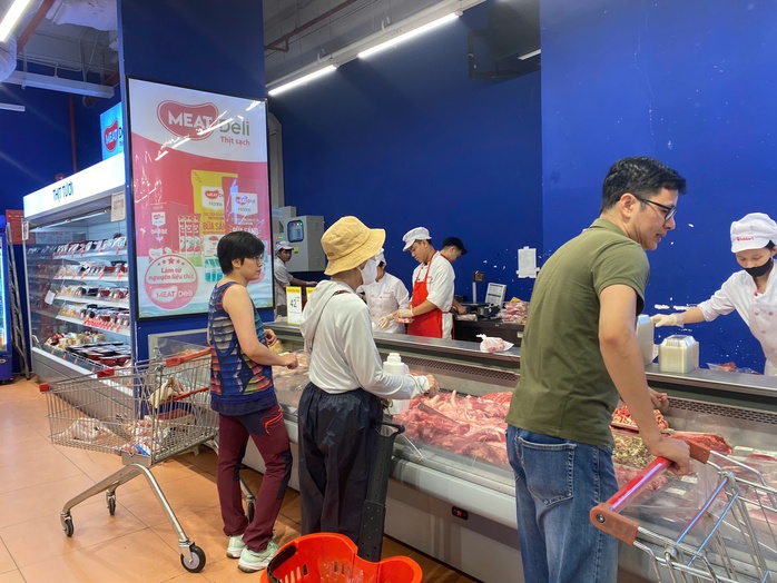Bão Wipha: Người dân "đội mưa" đi mua thực phẩm, sức mua có siêu thị tăng tới 200% - Ảnh 1. Bão Wipha: Người dân "đội mưa" đi mua thực phẩm, sức mua có siêu thị tăng tới 200% - Ảnh 1.
