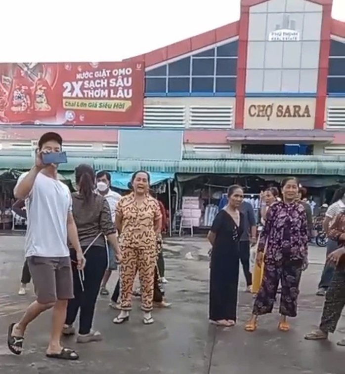 Yêu cầu xử lý dứt điểm ồn ào thu phí trái phép tại chợ Sa Ra - Ảnh 2.