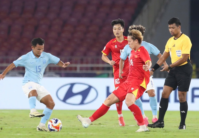 Trung vệ Lý Đức nhận "mưa" lời khen sau trận thắng U23 Campuchia- Ảnh 1. Trung vệ Lý Đức nhận "mưa" lời khen sau trận thắng U23 Campuchia- Ảnh 1.