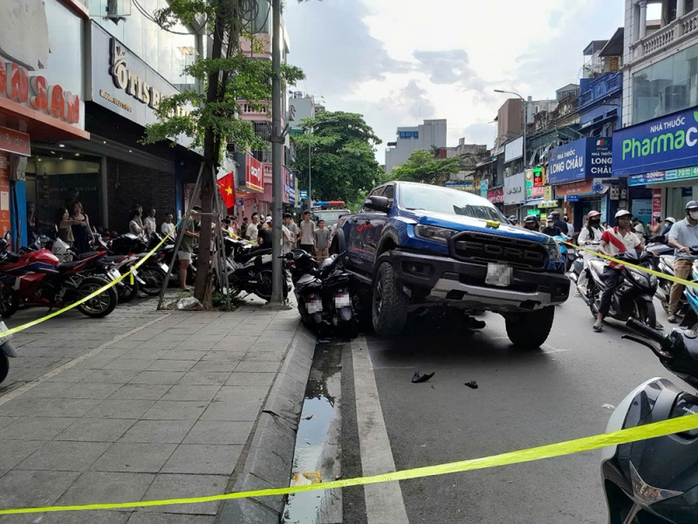 Vụ tai nạn Ô tô bán tải lùi tông hàng loạt xe máy Tại Hà Nội - Ảnh 1. Vụ tai nạn Ô tô bán tải lùi tông hàng loạt xe máy Tại Hà Nội - Ảnh 1.