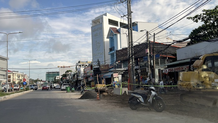 Dự án nâng cấp đoạn đường ngắn gần 50 tỉ đồng ở Cần Thơ: Lỗi hẹn vì phải di dời trụ điện - Ảnh 8.