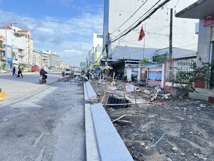 Dự án nâng cấp đoạn đường ngắn gần 50 tỉ đồng ở Cần Thơ: Lỗi hẹn vì phải di dời trụ điện - Ảnh 10.