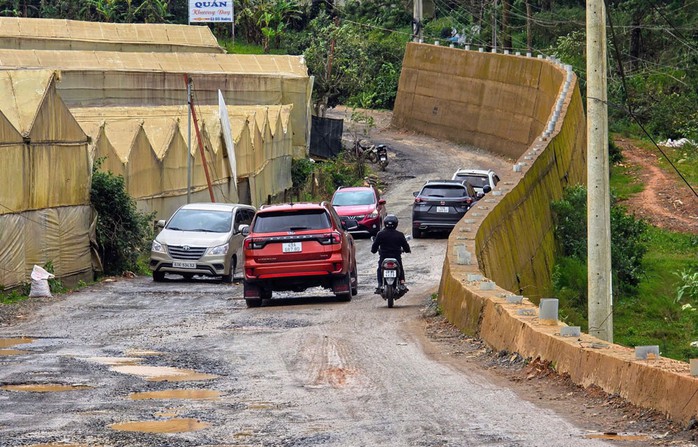 Dự án đường Cam Ly - Phước thành: Khổ sở với con đường 9 km vẫn chưa hoàn thành - Ảnh 1.