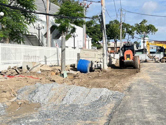 Dự án nâng cấp đoạn đường ngắn gần 50 tỉ đồng ở Cần Thơ: Lỗi hẹn vì phải di dời trụ điện - Ảnh 2.