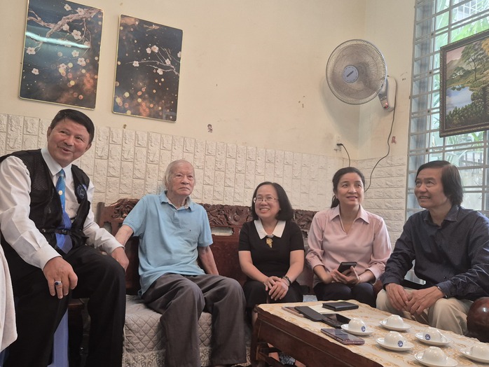 Họa sĩ Quách Phong, nhà văn Đoàn Minh Tuấn… được thăm, tri ân - Ảnh 6.