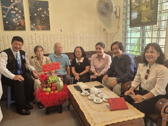 Họa sĩ Quách Phong, nhà văn Đoàn Minh Tuấn… được thăm, tri ân - Ảnh 7.