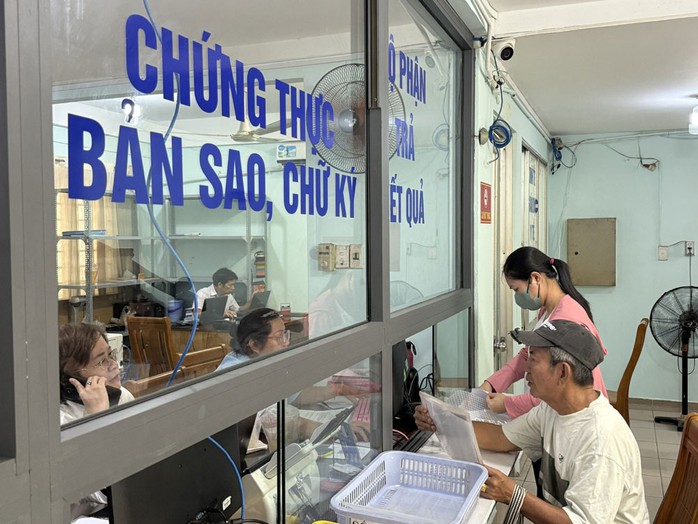 Giảm áp lực sao y , chứng thực cho người dân tại TP HCM - Ảnh 1. Giảm áp lực sao y , chứng thực cho người dân tại TP HCM - Ảnh 1.