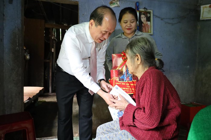 Lãnh đạo TP Đà Nẵng thăm tặng quà người có công nhân Ngày Thương binh Liệt sĩ - Ảnh 4. Lãnh đạo TP Đà Nẵng thăm tặng quà người có công nhân Ngày Thương binh Liệt sĩ - Ảnh 4.