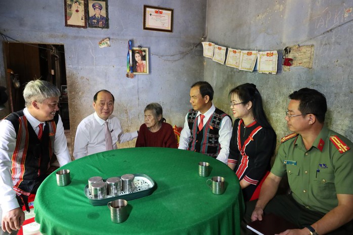 Lãnh đạo TP Đà Nẵng thăm tặng quà người có công nhân Ngày Thương binh Liệt sĩ - Ảnh 3. Lãnh đạo TP Đà Nẵng thăm tặng quà người có công nhân Ngày Thương binh Liệt sĩ - Ảnh 3.