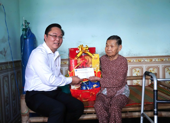 Lãnh đạo TP Đà Nẵng thăm tặng quà người có công nhân Ngày Thương binh Liệt sĩ - Ảnh 2. Lãnh đạo TP Đà Nẵng thăm tặng quà người có công nhân Ngày Thương binh Liệt sĩ - Ảnh 2.
