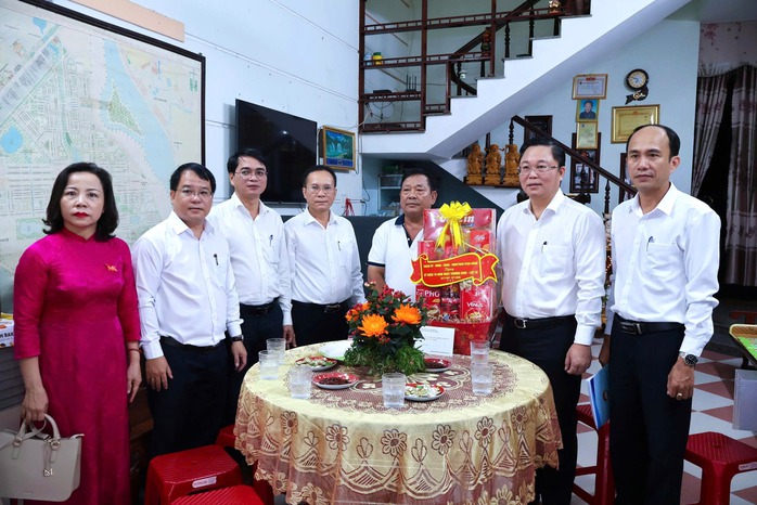 Lãnh đạo TP Đà Nẵng thăm tặng quà người có công nhân Ngày Thương binh Liệt sĩ - Ảnh 1. Lãnh đạo TP Đà Nẵng thăm tặng quà người có công nhân Ngày Thương binh Liệt sĩ - Ảnh 1.