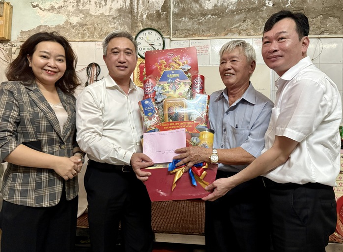 Phó Bí thư Thành ủy TP HCM Đặng Minh Thông thăm các gia đình chính sách tiêu biểu - Ảnh 4. Phó Bí thư Thành ủy TP HCM Đặng Minh Thông thăm các gia đình chính sách tiêu biểu - Ảnh 4.