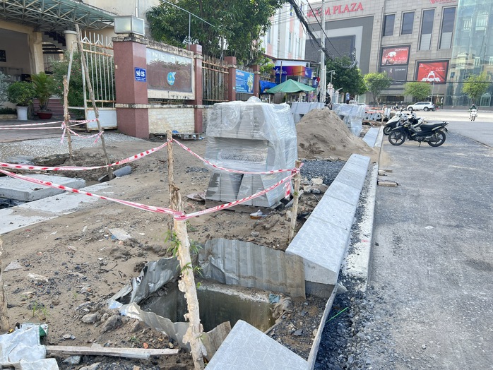 Dự án nâng cấp đoạn đường ngắn gần 50 tỉ đồng ở Cần Thơ: Lỗi hẹn vì phải di dời trụ điện - Ảnh 9.