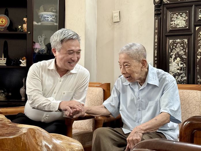 Phó Bí thư Thành ủy TP HCM Đặng Minh Thông thăm các gia đình chính sách tiêu biểu - Ảnh 3. Phó Bí thư Thành ủy TP HCM Đặng Minh Thông thăm các gia đình chính sách tiêu biểu - Ảnh 3.