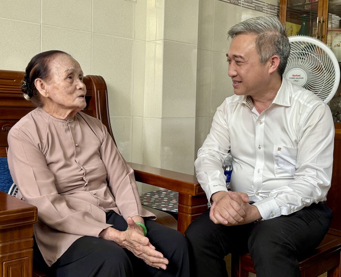 Phó Bí thư Thành ủy TP HCM Đặng Minh Thông thăm các gia đình chính sách tiêu biểu - Ảnh 2. Phó Bí thư Thành ủy TP HCM Đặng Minh Thông thăm các gia đình chính sách tiêu biểu - Ảnh 2.