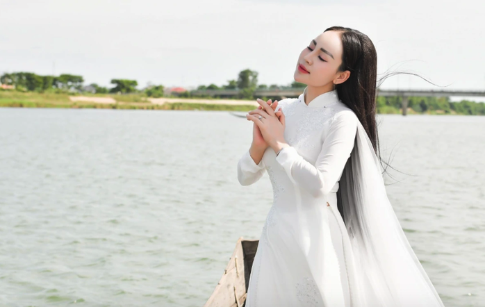 Sao mai Khánh Ly xúc động khi hát giữa Nghĩa trang Liệt sĩ Trường Sơn - Ảnh 3.