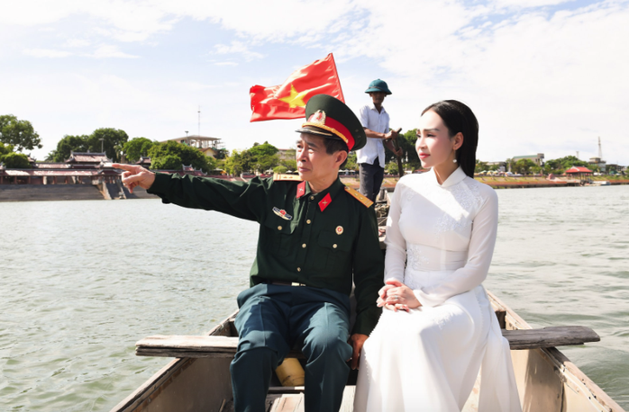 Sao mai Khánh Ly xúc động khi hát giữa Nghĩa trang Liệt sĩ Trường Sơn - Ảnh 1.