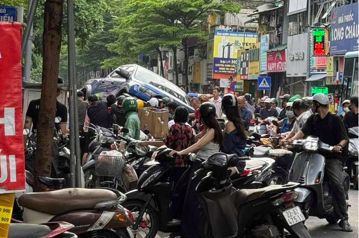 Ô tô bán tải lùi tông hàng loạt xe máy, cuốn người xuống gầm xe- Ảnh 1. Ô tô bán tải lùi tông hàng loạt xe máy, cuốn người xuống gầm xe- Ảnh 1.
