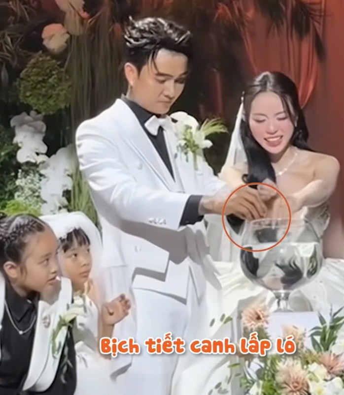 Thay vì cắt bánh, Đạt G - Cindy Lư "cắt máu" ăn thề trong đám cưới
- Ảnh 2. Thay vì cắt bánh, Đạt G - Cindy Lư "cắt máu" ăn thề trong đám cưới
- Ảnh 2.