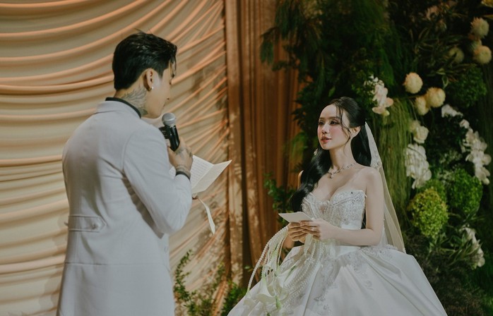 Thay vì cắt bánh, Đạt G - Cindy Lư "cắt máu" ăn thề trong đám cưới
- Ảnh 1. Thay vì cắt bánh, Đạt G - Cindy Lư "cắt máu" ăn thề trong đám cưới
- Ảnh 1.