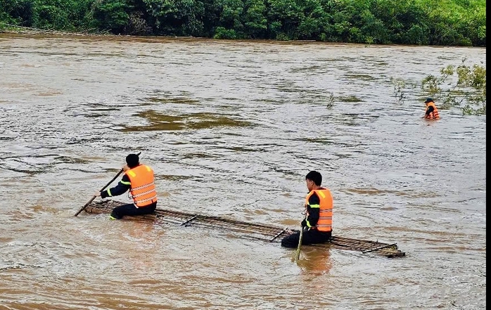 Nỗ lực tìm kiếm cháu bé bị lũ cuốn trôi ở Quảng Ninh - Ảnh 1.