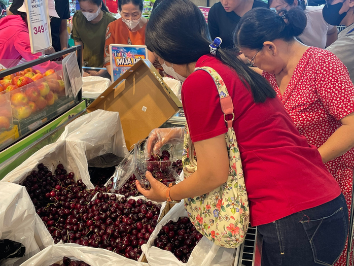 Giá cherry Mỹ giảm mạnh chưa từng có tại TP HCM trong năm 2023 - Ảnh 2. Giá cherry Mỹ giảm mạnh chưa từng có tại TP HCM trong năm 2023 - Ảnh 2.