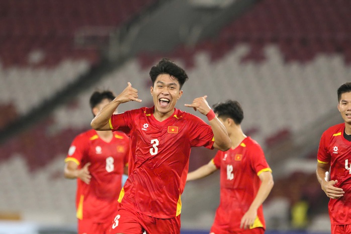 Trung vệ Lý Đức nhận "mưa" lời khen sau trận thắng U23 Campuchia- Ảnh 2. Trung vệ Lý Đức nhận "mưa" lời khen sau trận thắng U23 Campuchia- Ảnh 2.