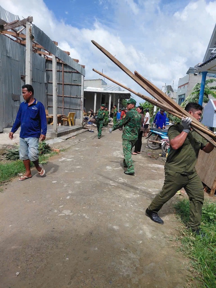 Lốc xoáy kinh hoàng quét qua xã Ba Chúc ở An Giang gây thiệt hại nặng - Ảnh 8. Lốc xoáy kinh hoàng quét qua xã Ba Chúc ở An Giang gây thiệt hại nặng - Ảnh 8.
