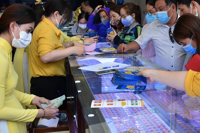 Giá vàng hôm nay 24 - 7 giảm mạnh do thỏa thuận thương mại Mỹ - Nhật - Ảnh 1. Giá vàng hôm nay 24 - 7 giảm mạnh do thỏa thuận thương mại Mỹ - Nhật - Ảnh 1.